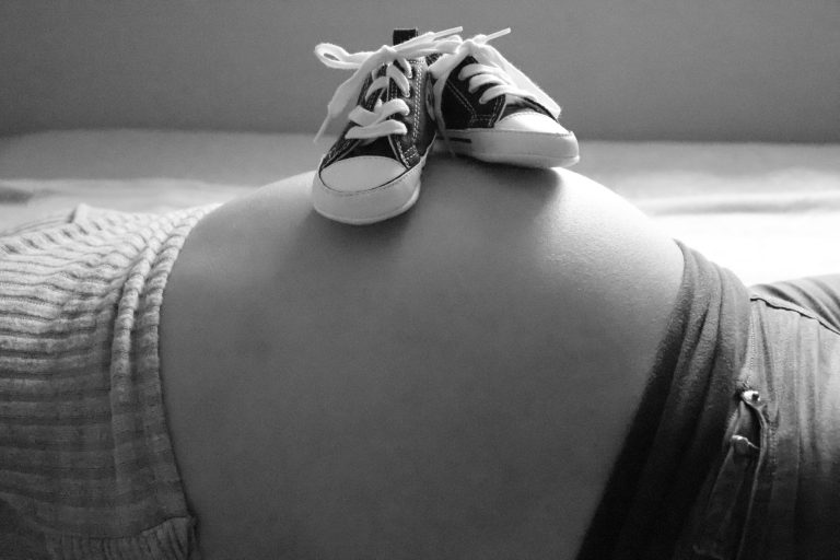 Photographe naissance, Chaussures bébé, séance grossesse, photo noir et blanc, maternité