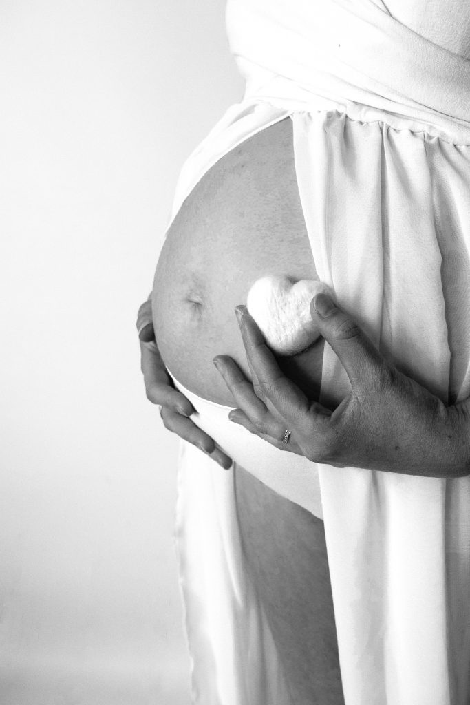 photo grossesse ventre femme enceinte noir et blanc