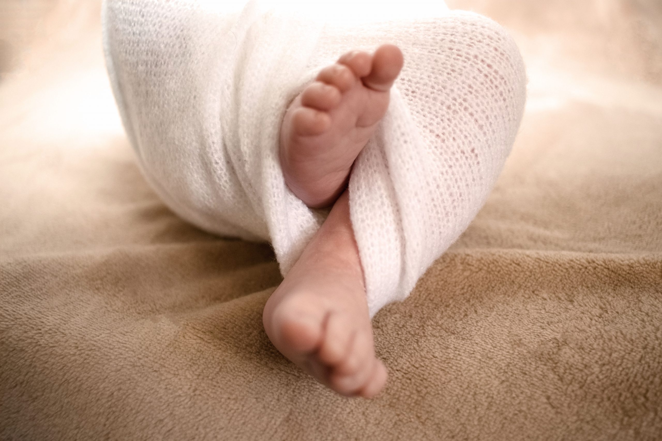 photographe naissance, pieds bébé, petons nourrisson