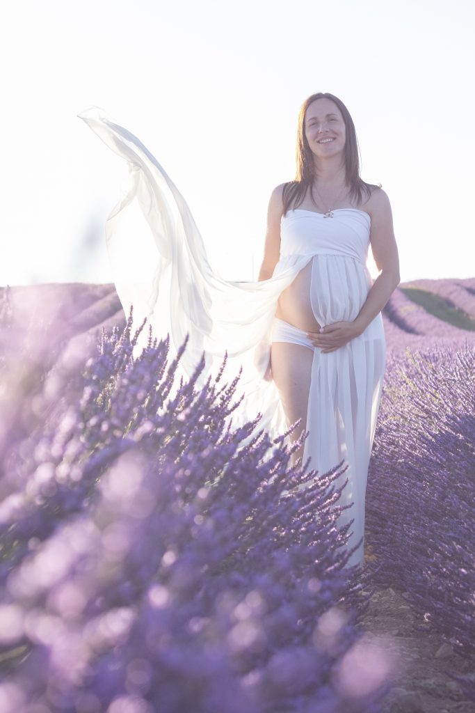 photo grossesse avec une robe voile volante