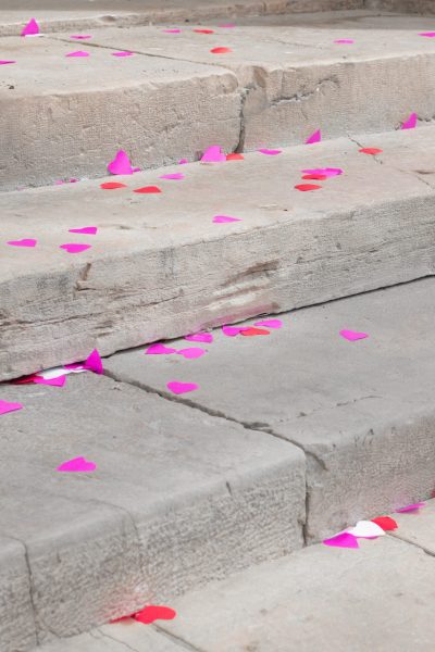 confettis en forme de coeur pour un mariage civil à Lorgues